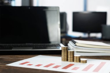 Adım para yığınları ile dizüstü dizüstü bilgisayar ve mali /