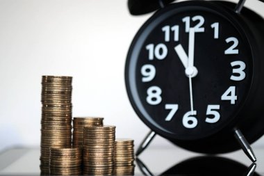 Adım para yığınları ve tablet bilgisayar ve internet ile çalar saat