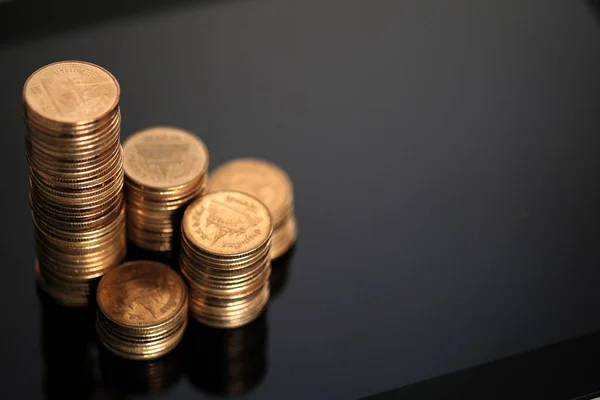 Passo de pilhas de moedas e tablet computador com gráfico financeiro, b — Fotografia de Stock