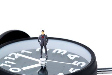 Şekil minyatür işadamı veya alarm ile duran küçük insanlar