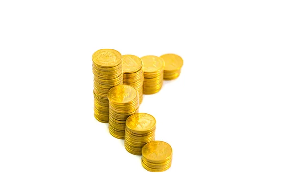 Columnas crecientes de monedas, montones de monedas de oro dispuestas como g —  Fotos de Stock