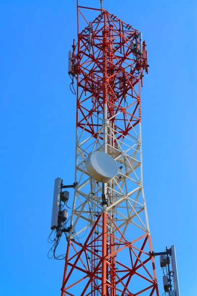 Teléfono móvil torre de antena de comunicación con antena parabólica en — Foto de Stock