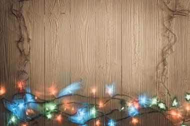 Süslü sinyal Işık Ampüller ya da çelenk ve çelenk ahşap masa f