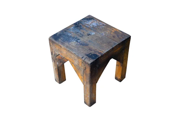 Старый деревянный стул изолирован на белом фоне с вырезкой дорожки — стоковое фото