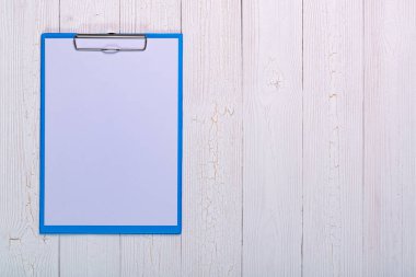 Pano boş beyaz kağıt levha üzerinde ahşap masa üstü ile görüntülemek wi