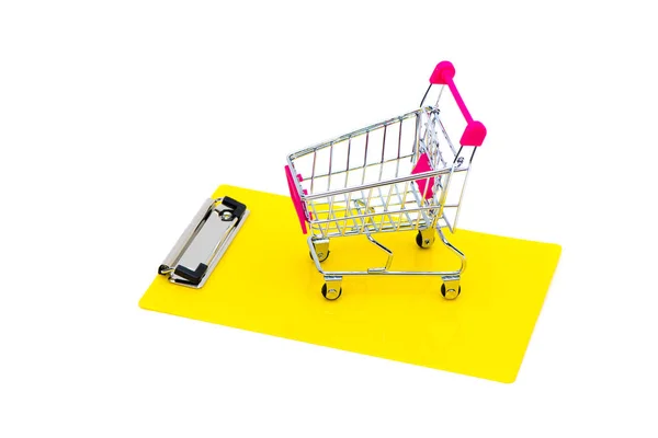 Mini-Einkaufswagen oder Supermarkt-Einkaufswagen auf Klemmbrett, isoliert — Stockfoto