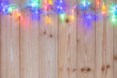 Süslü sinyal Işık Ampüller ya da çelenk ve çelenk ahşap masa f