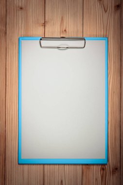 Pano boş beyaz kağıt levha üzerinde ahşap masa üstü ile görüntülemek wi