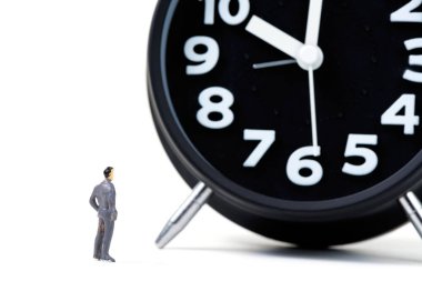 Şekil minyatür işadamı veya alarm ile duran küçük insanlar