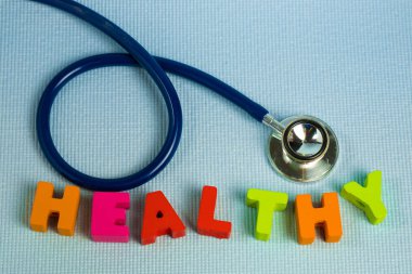 Metin sağlıklı alfabesi ile stetoskop, sağlıklı ve sağlık 