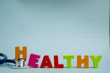 Metin sağlıklı alfabesi ile stetoskop, sağlıklı ve sağlık 