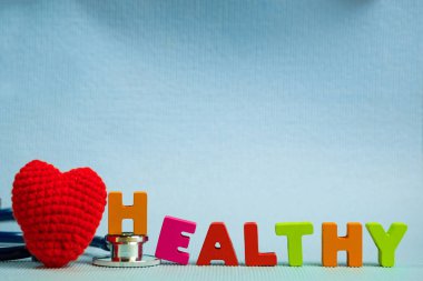 Metin sağlıklı alfabesi ile stetoskop, sağlıklı ve sağlık 