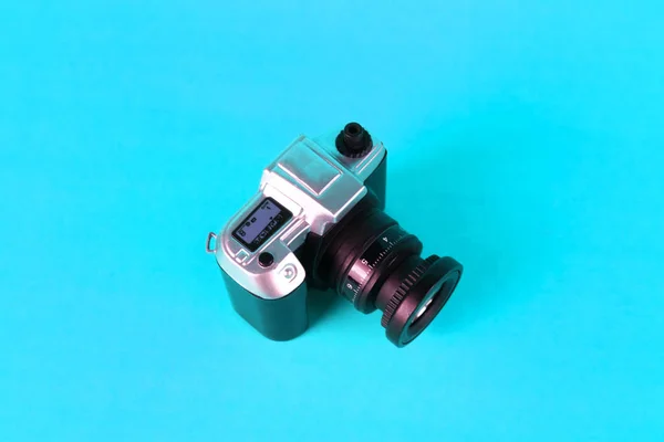 Mini camera toy on blue background, copy space for add text. — Stock Photo, Image