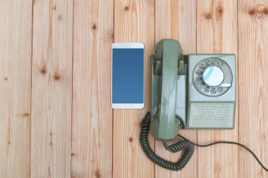 Retro döner telefon veya vintage telefon kablosu ve yeni hücre ile 