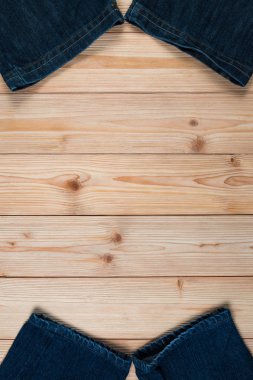 Sert ahşap tabl yıpranmış kot pantolon ya da kot denim koleksiyonunda