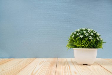 Küçük dekoratif ağaç ve çiçek buketi woode üzerinde beyaz cam aranjman