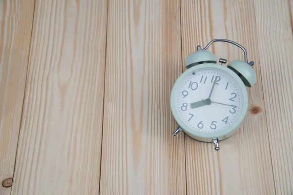 Reloj despertador retro vintage en mesa de madera, concepto de tiempo . —  Fotos de Stock