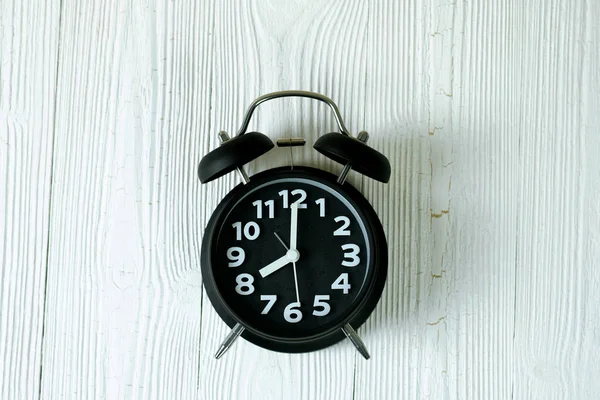 Чорний ретро будильник на дерев'яному столі, концепція часу . — стокове фото