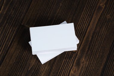 Boş kartvizit kopyalama yeri olan ahşap çalışma masa üzerinde