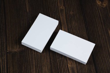 Boş kartvizit kopyalama yeri olan ahşap çalışma masa üzerinde