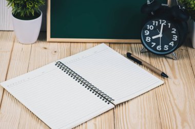 Boş yeşil chalkborad ve vintage çalar saat ile küçük ağaç 