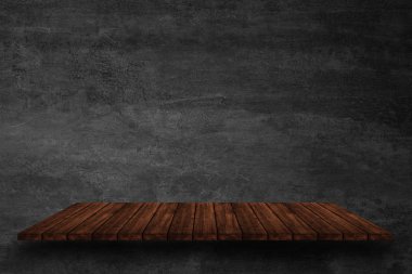 Boş üst kısmında ahşap raflar üzerinde karanlık beton duvar arka plan, Fo