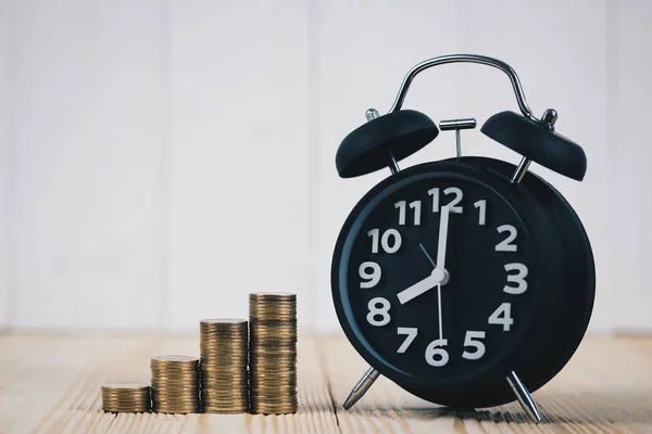 Step of coins stacks and vintage alarm clock, business planning — Stock Photo, Image