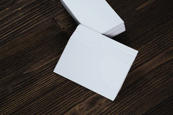 Κενό επαγγελματικές κάρτες σε ξύλινο τραπέζι εργασίας με αντίγραφο χώρου για — Φωτογραφία Αρχείου