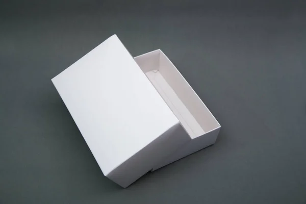 Paquete vacío caja de cartón blanco o bandeja para el producto en gris b — Foto de Stock