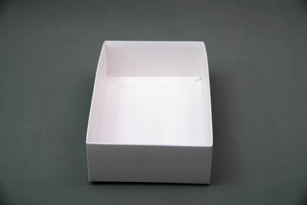 Confezione vuota scatola o vassoio di cartone bianco per prodotto su b grigio — Foto Stock