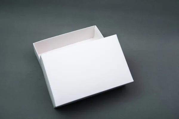 Paquete vacío caja de cartón blanco o bandeja para el producto en gris b — Foto de Stock