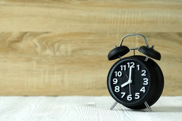 Reloj despertador retro negro en mesa de madera, concepto de tiempo . —  Fotos de Stock