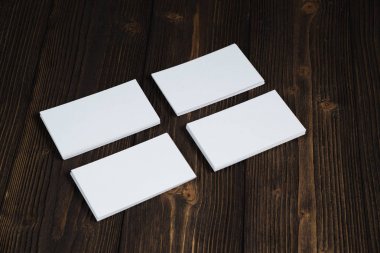 Boş kartvizit kopyalama yeri olan ahşap çalışma masa üzerinde