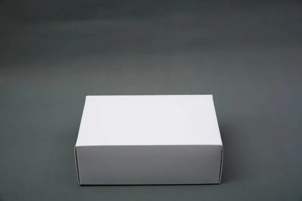 Emballage vide boîte ou plateau en carton blanc pour produit sur fond gris b — Photo