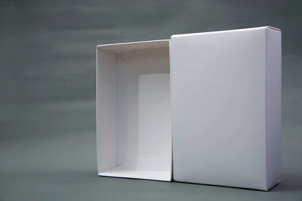 Пустой пакет белый картонный ящик или лоток для продукта на серый b — стоковое фото