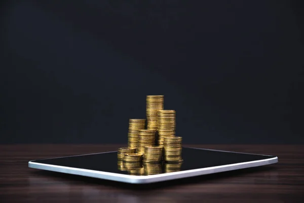 Moedas pilhas com computador tablet e gráfico financeiro, negócios — Fotografia de Stock
