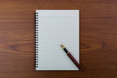 Dolma kalem veya tükenmez kalem defter Kağıt ahşap ta çalışma ile