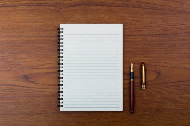 Dolma kalem veya tükenmez kalem defter Kağıt ahşap ta çalışma ile