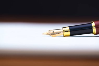 Dolma kalem veya tükenmez kalem defter kağıt üzerinde woode ile yakın çekim
