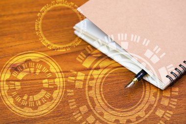 Dolma kalem veya tükenmez kalem defter Kağıt ahşap ta çalışma ile