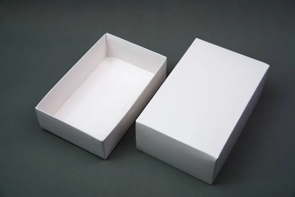 Emballage vide boîte ou plateau en carton blanc pour produit sur fond gris b — Photo