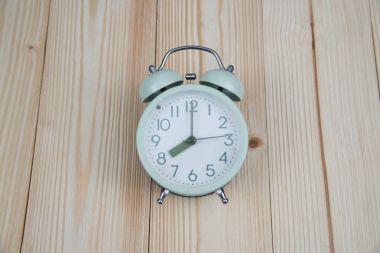 Ahşap masa, zaman kavramı Retro vintage çalar saat.