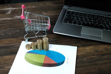 Adım / para yığınları arabası ve dizüstü dizüstü bilgisayar ile bir