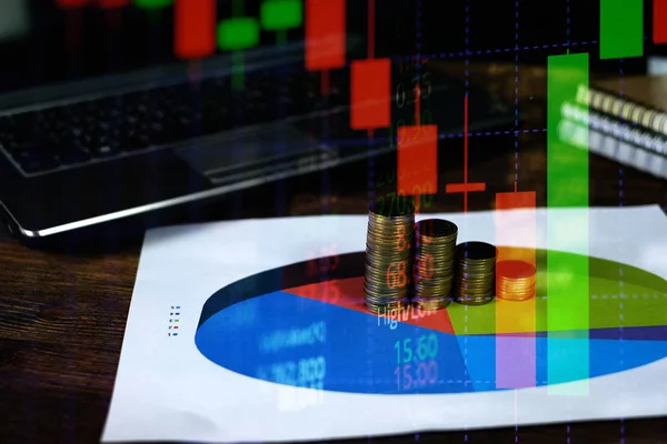 Dubbel exponering av mynt stack med aktiemarknaden skärm diagram boa — Stockfoto