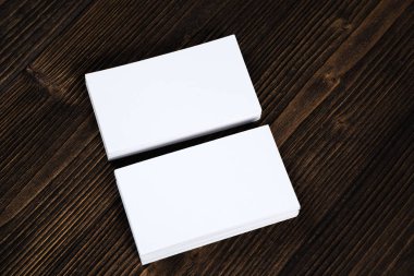 Boş kartvizit kopyalama yeri olan ahşap çalışma masa üzerinde