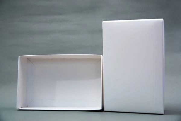 Пустой пакет белый картонный ящик или лоток для продукта на серый b — стоковое фото