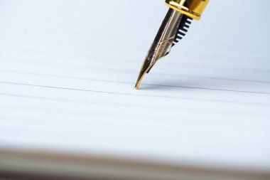 Dolma kalem veya tükenmez kalem defter kağıt üzerinde woode ile yakın çekim
