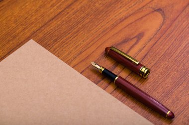 Dolma kalem veya tükenmez kalem defter Kağıt ahşap ta çalışma ile