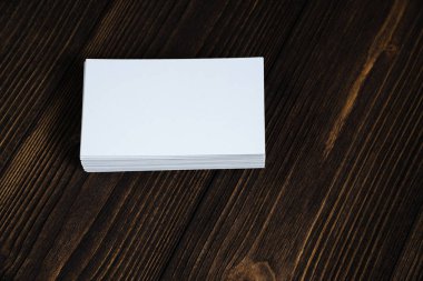 Boş kartvizit kopyalama yeri olan ahşap çalışma masa üzerinde
