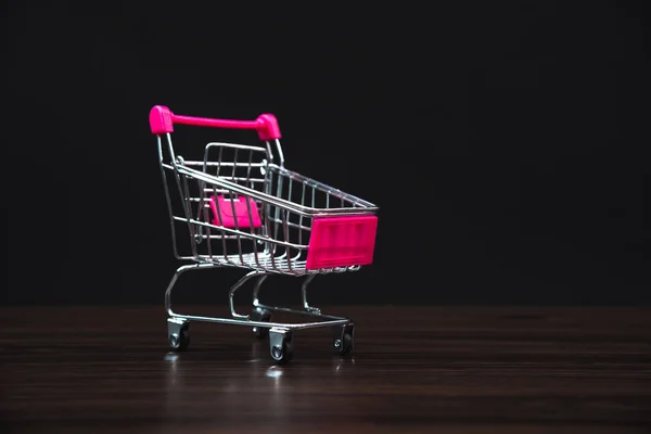 Shopping cart eller stormarknad vagn i mörkrum, business fina — Stockfoto